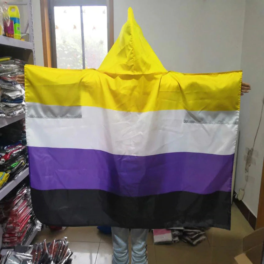 Cape Pride avec hoodie aux couleurs du drapeau non-binaire