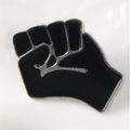Pin mit schwarzer erhobener Faust