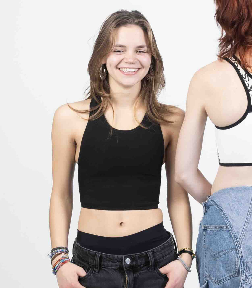 TransUndeez extra strong korte chest binder in het zwart, gedragen door model