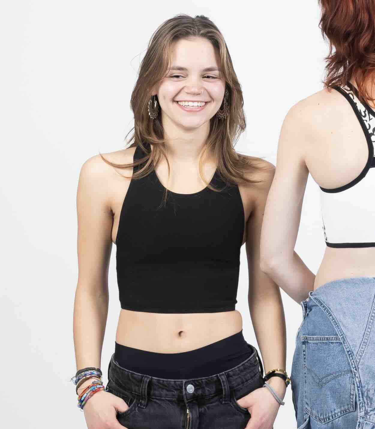 chest binder court TransUndeez extra strong en noir, porté par un modèle