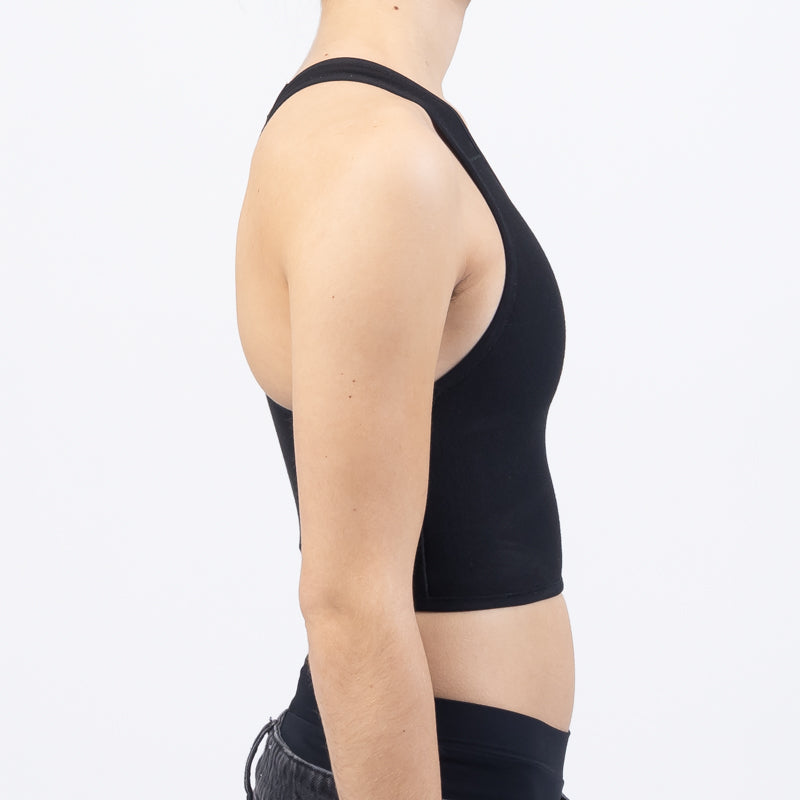 chest binder court TransUndeez extra strong en noir, porté par un modèle, autre vue
