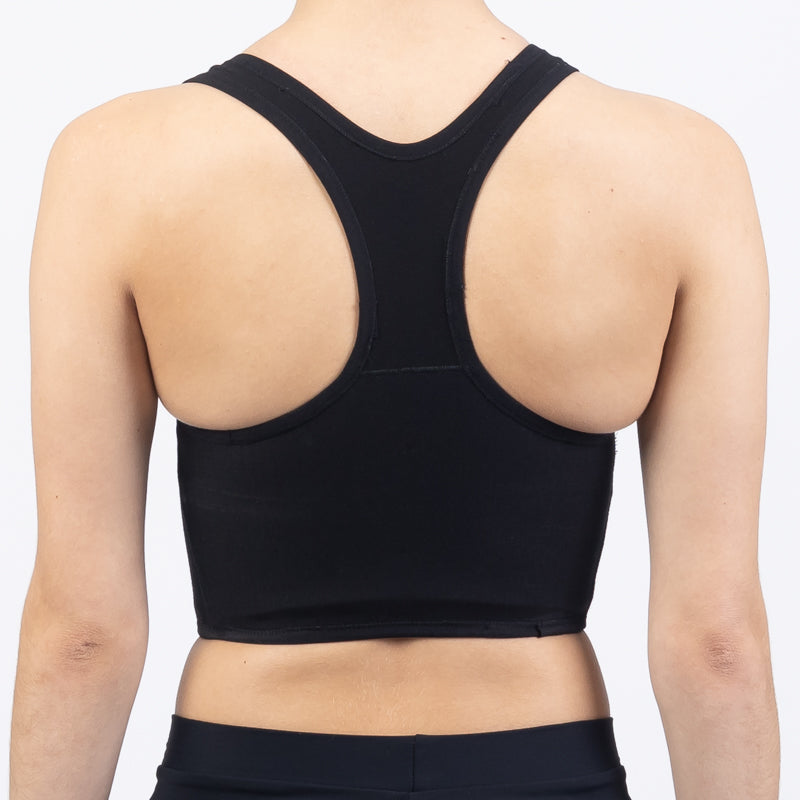 TransUndeez extra strong korte chest binder in het zwart, gedragen door model, detail
