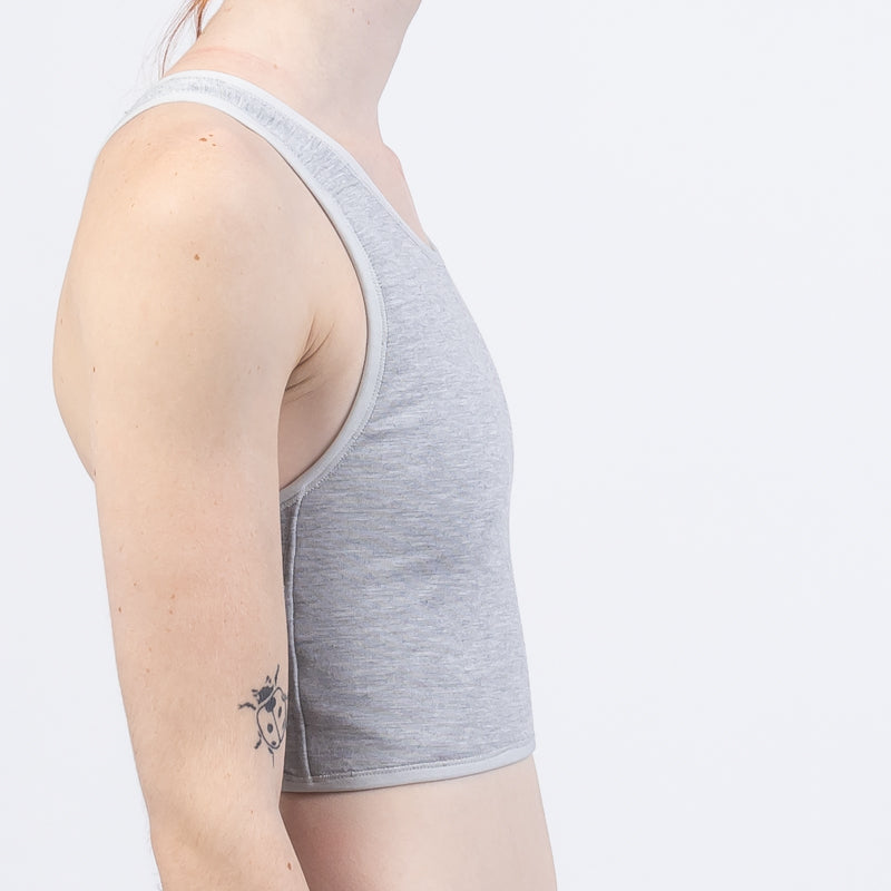 TransUndeez extra strong korte chest binder in het grijs, gedragen door model