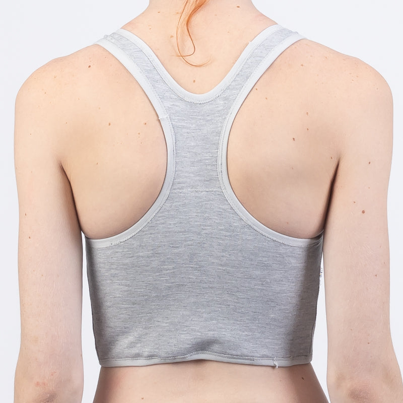 chest binder court TransUndeez extra strong en gris, porté par un modèle, autre vue