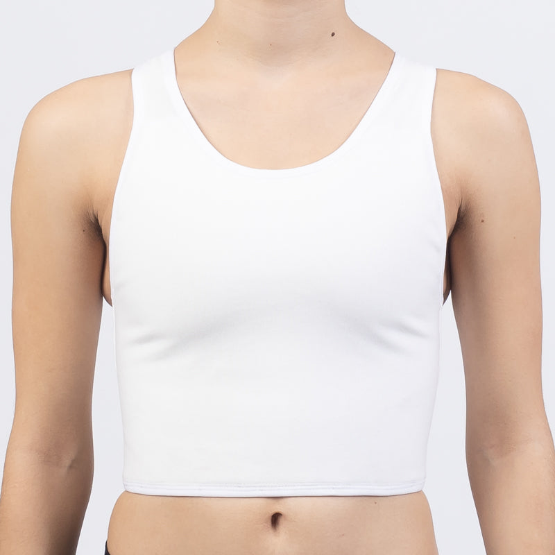 TransUndeez extra strong korte chest binder in het wit, gedragen door model, alternatief aanzicht