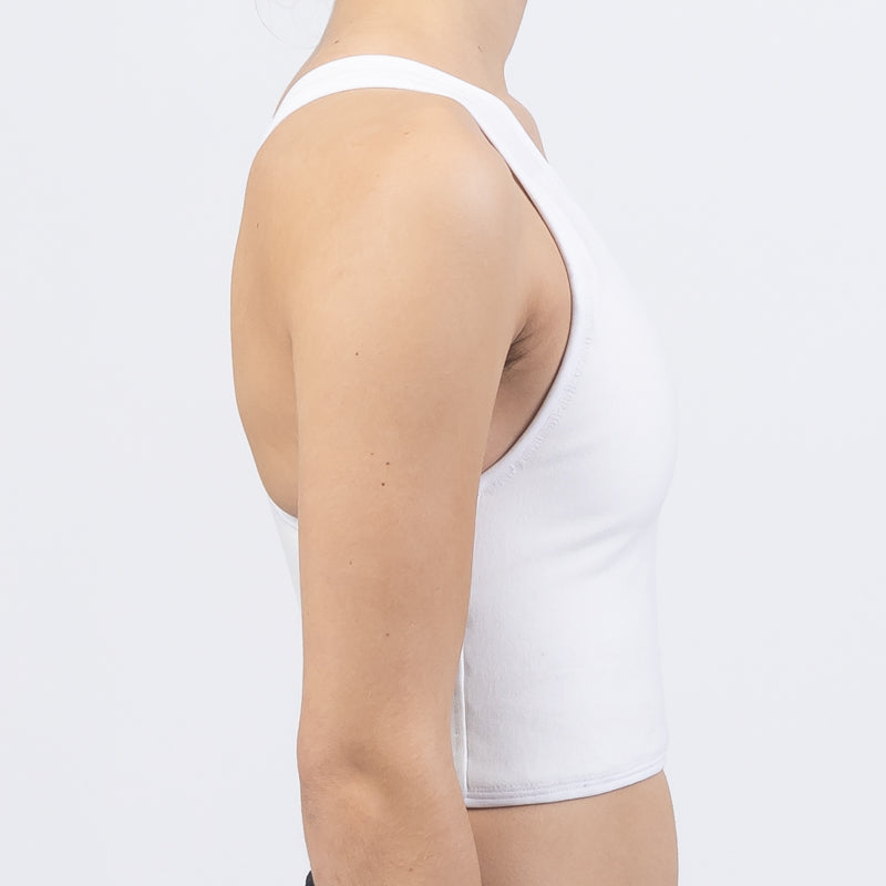 TransUndeez extra strong korte chest binder in het wit, gedragen door model, detail