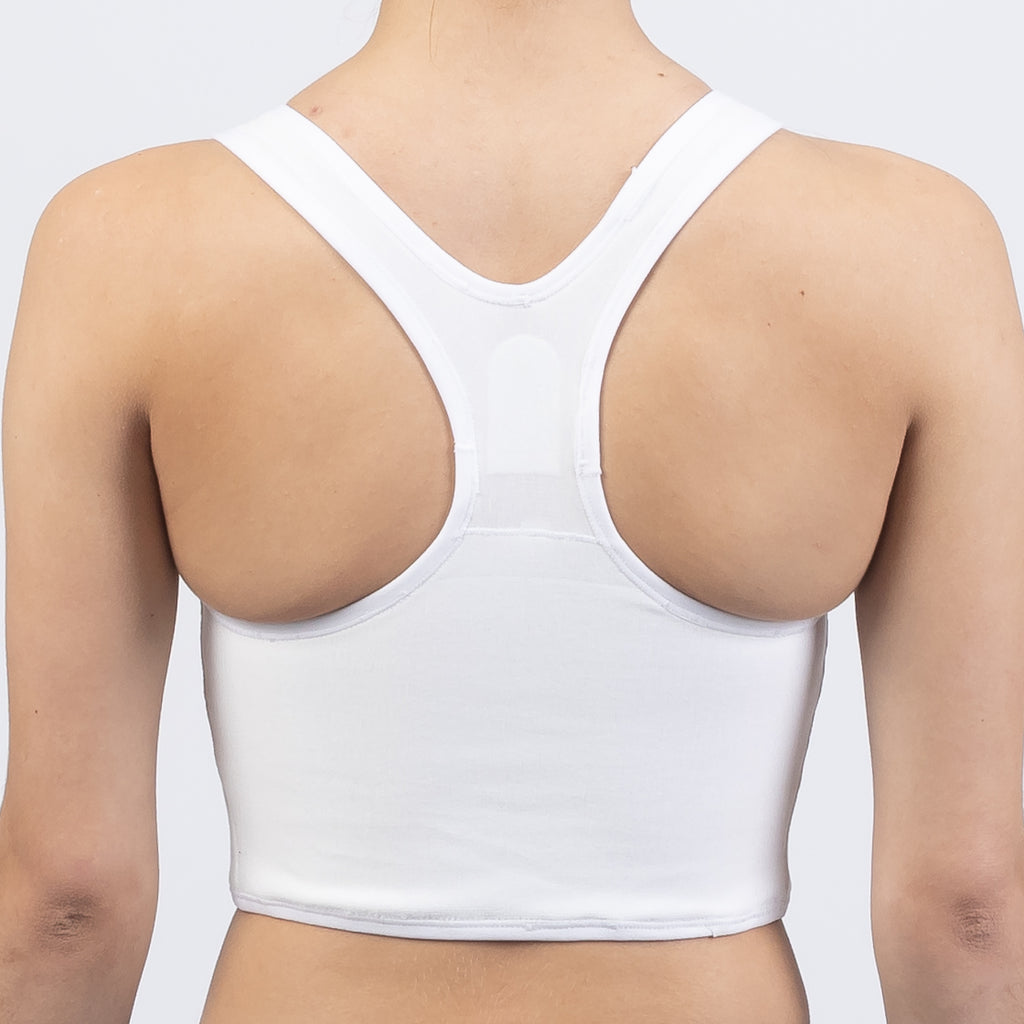 TransUndeez extra strong korte chest binder in het wit, gedragen door model