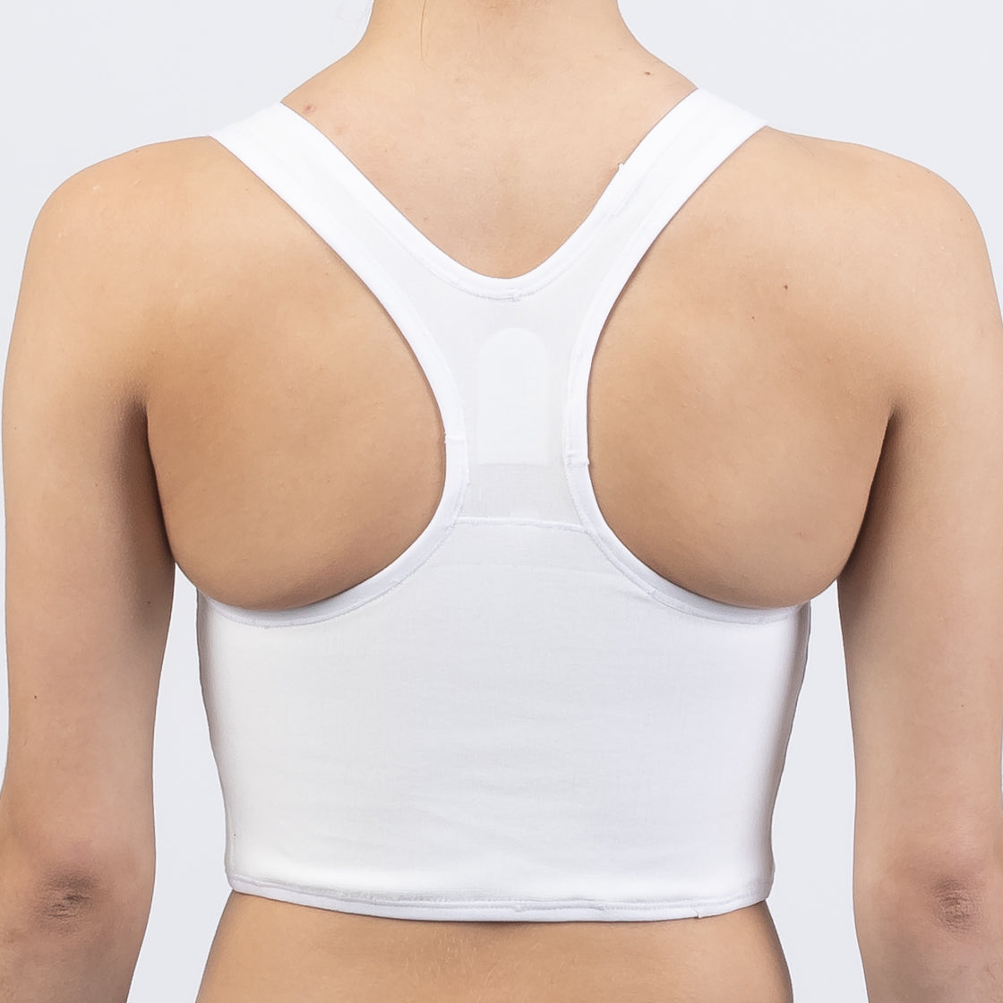 chest binder court TransUndeez extra strong en blanc, porté par un modèle