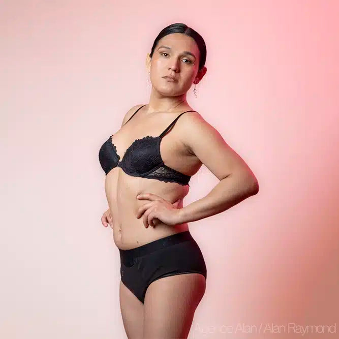 Tucking shorty BWYA Lace en noir, porté par un modèle, côté