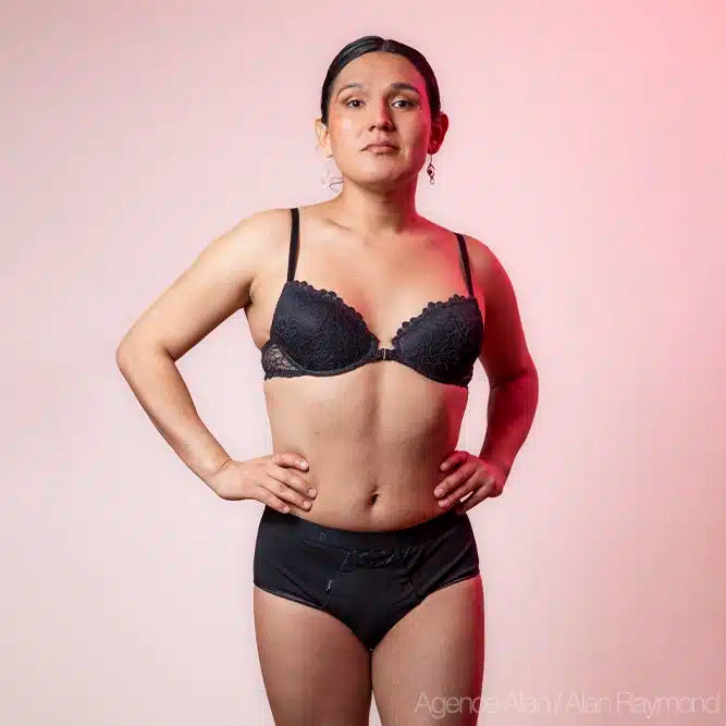 BWYA tucking shorty Lace in zwart, gedragen door model, vooraanzicht