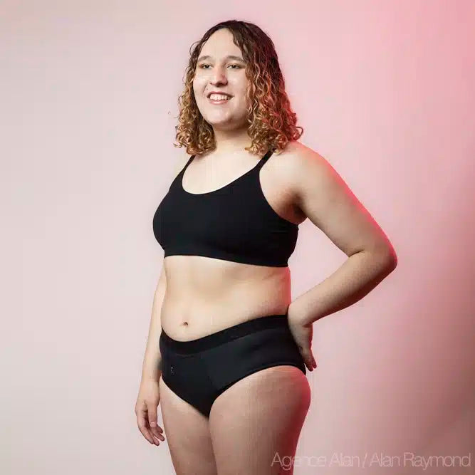 Tucking shorty BWYA Lace en noir, porté par un modèle, trois quarts face