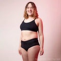 BWYA tucking shorty Lace in zwart, gedragen door model, voorkant