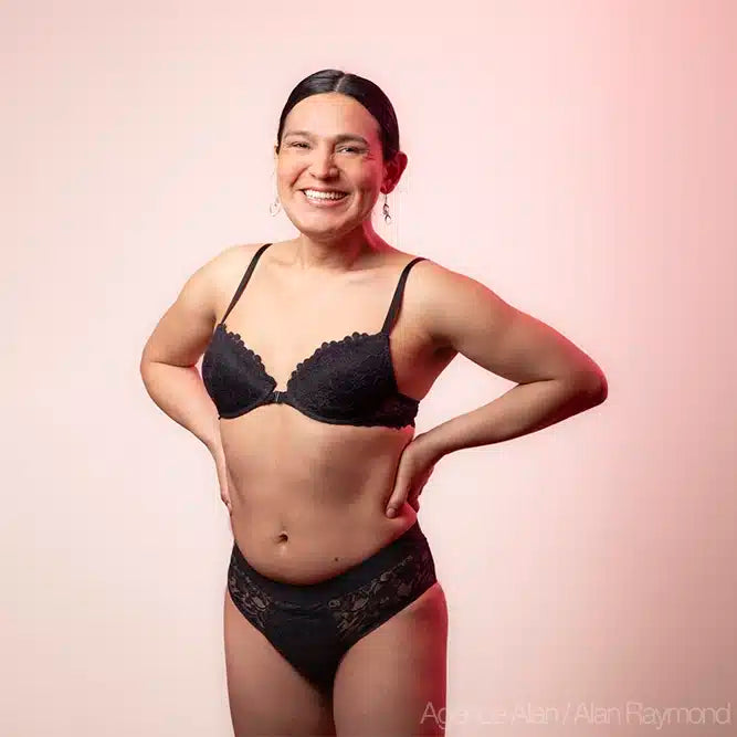 Tucking tanga BWYA Lace en noir, porté par un modèle, vue de face