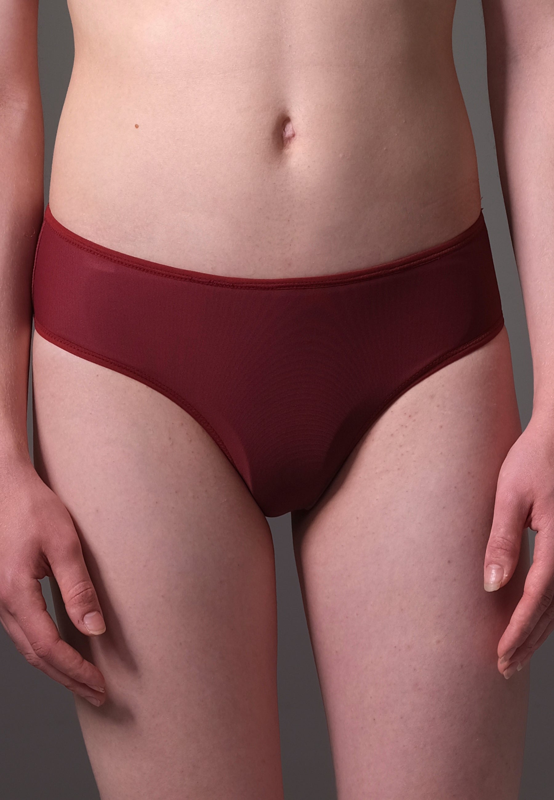 UNTAG Tucking Humphider von einem Model getragen (3)
