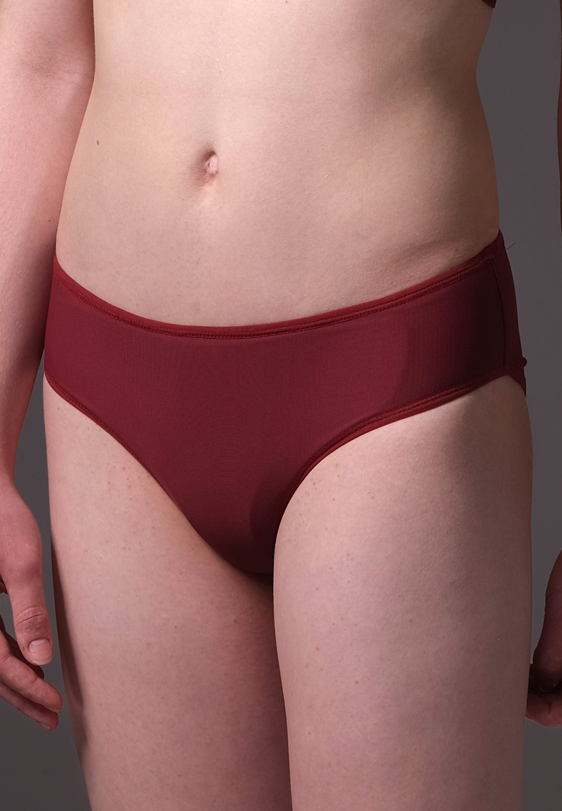 UNTAG Tucking Humphider von einem Model getragen (2)